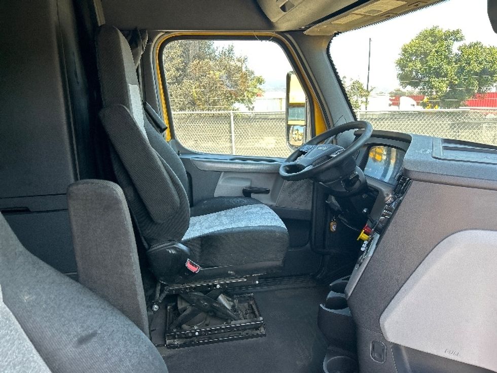 Sleeper Tractor-Heavy Duty Tractors-Freightliner-2020-T12664ST-Fontana-CA-769,485\n\t\tmiles-$ 40,750 - Image 15
