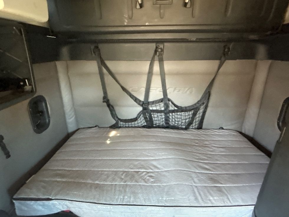 Sleeper Tractor-Heavy Duty Tractors-Freightliner-2020-T12664ST-Fontana-CA-769,485\n\t\tmiles-$ 40,750 - Image 16