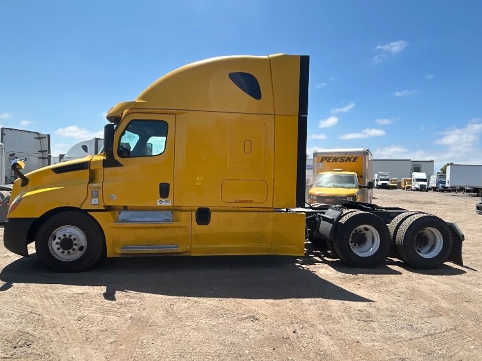 Sleeper Tractor-Heavy Duty Tractors-Freightliner-2020-T12664ST-Fontana-CA-769,485\n\t\tmiles-$ 40,750 - Image 4