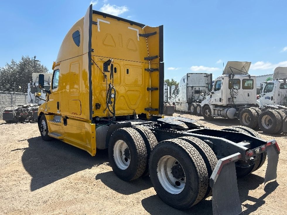 Sleeper Tractor-Heavy Duty Tractors-Freightliner-2020-T12664ST-Fontana-CA-769,485\n\t\tmiles-$ 40,750 - Image 5