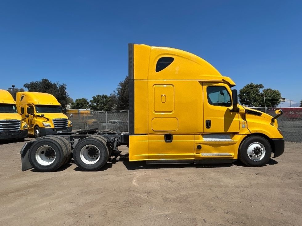 Sleeper Tractor-Heavy Duty Tractors-Freightliner-2020-T12664ST-Fontana-CA-769,485\n\t\tmiles-$ 40,750 - Image 8
