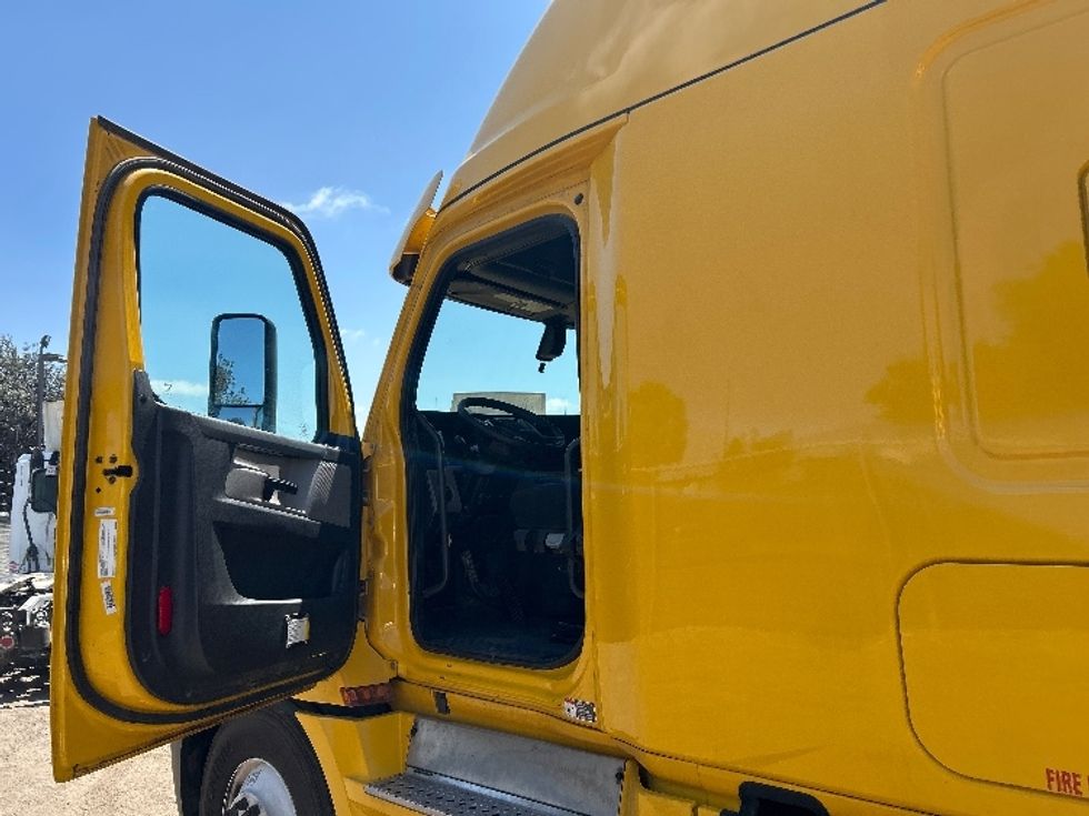 Sleeper Tractor-Heavy Duty Tractors-Freightliner-2020-T12664ST-Fontana-CA-769,485\n\t\tmiles-$ 40,750 - Image 9