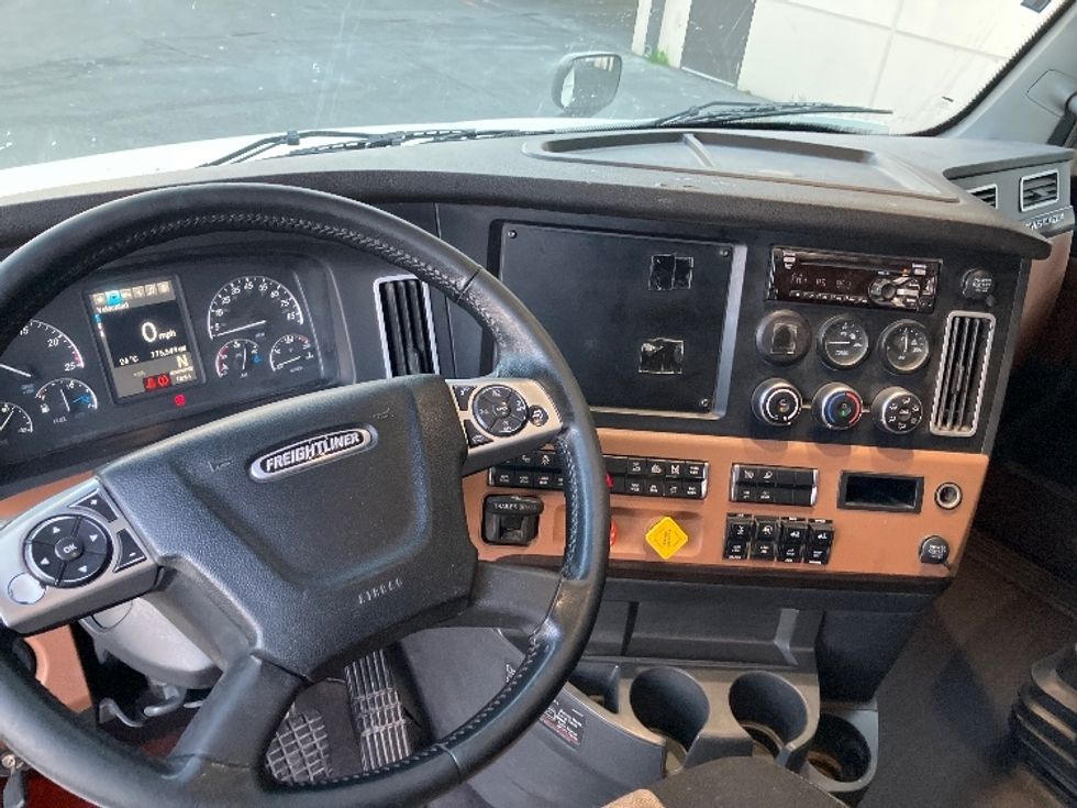 Sleeper Tractor-Heavy Duty Tractors-Freightliner-2020-T12664ST-Fontana-CA-775,560\n\t\tmiles-$ 46,000 - Image 11