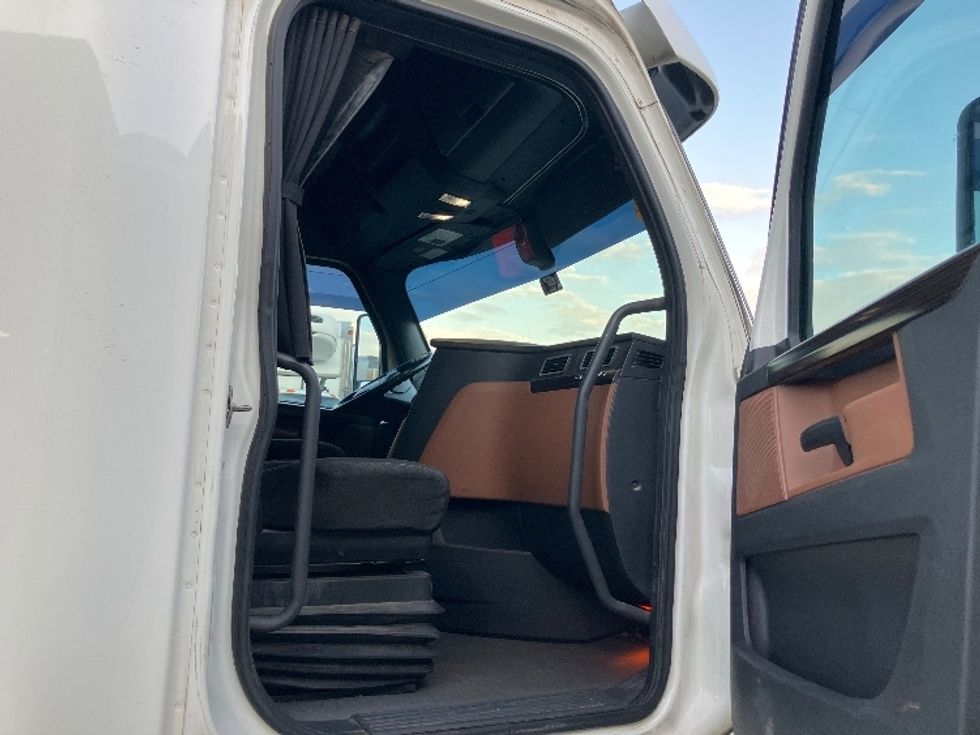 Sleeper Tractor-Heavy Duty Tractors-Freightliner-2020-T12664ST-Fontana-CA-775,560\n\t\tmiles-$ 46,000 - Image 12