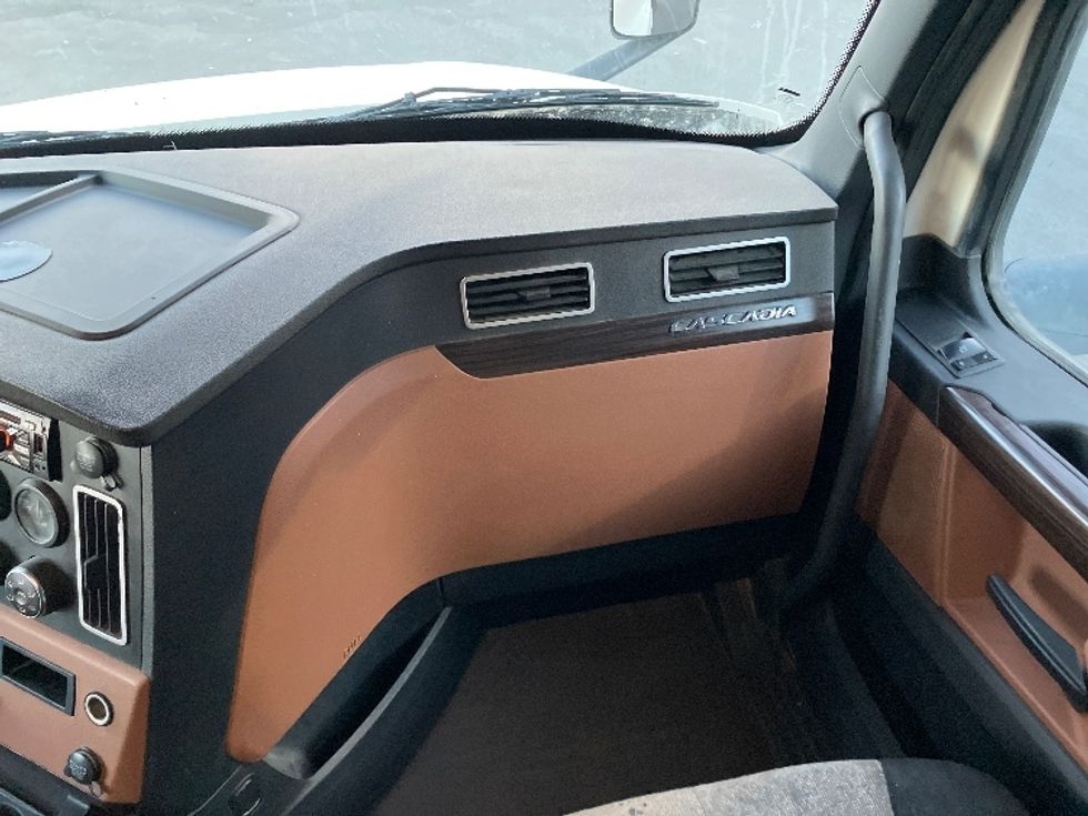 Sleeper Tractor-Heavy Duty Tractors-Freightliner-2020-T12664ST-Fontana-CA-775,560\n\t\tmiles-$ 46,000 - Image 13