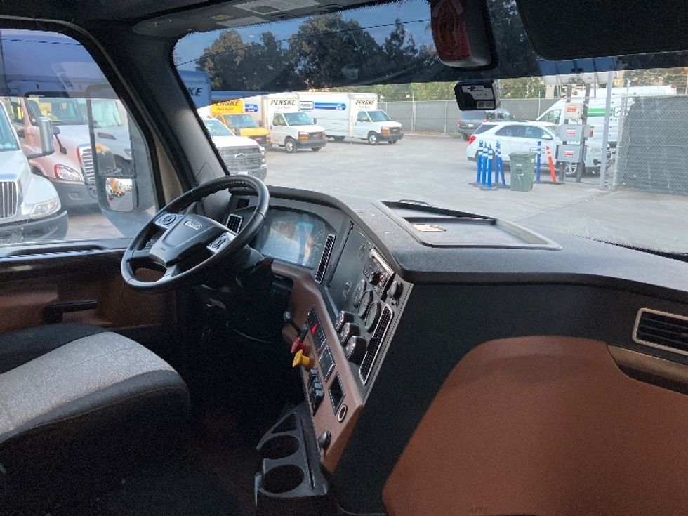 Sleeper Tractor-Heavy Duty Tractors-Freightliner-2020-T12664ST-Fontana-CA-775,560\n\t\tmiles-$ 46,000 - Image 14