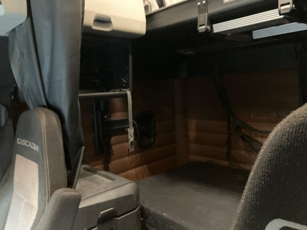 Sleeper Tractor-Heavy Duty Tractors-Freightliner-2020-T12664ST-Fontana-CA-775,560\n\t\tmiles-$ 46,000 - Image 18