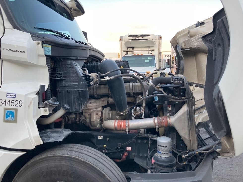 Sleeper Tractor-Heavy Duty Tractors-Freightliner-2020-T12664ST-Fontana-CA-775,560\n\t\tmiles-$ 46,000 - Image 19