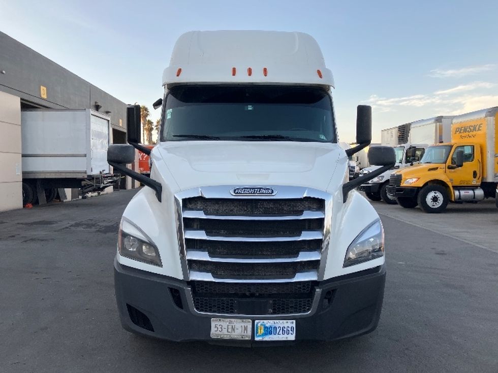 Sleeper Tractor-Heavy Duty Tractors-Freightliner-2020-T12664ST-Fontana-CA-775,560\n\t\tmiles-$ 46,000 - Image 2