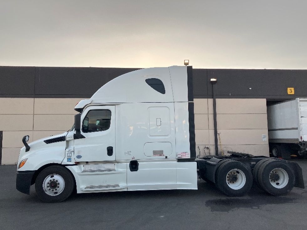 Sleeper Tractor-Heavy Duty Tractors-Freightliner-2020-T12664ST-Fontana-CA-775,560\n\t\tmiles-$ 46,000 - Image 4
