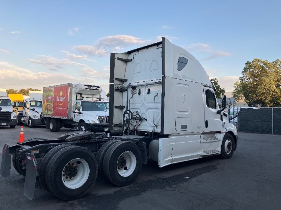 Sleeper Tractor-Heavy Duty Tractors-Freightliner-2020-T12664ST-Fontana-CA-775,560\n\t\tmiles-$ 46,000 - Image 7