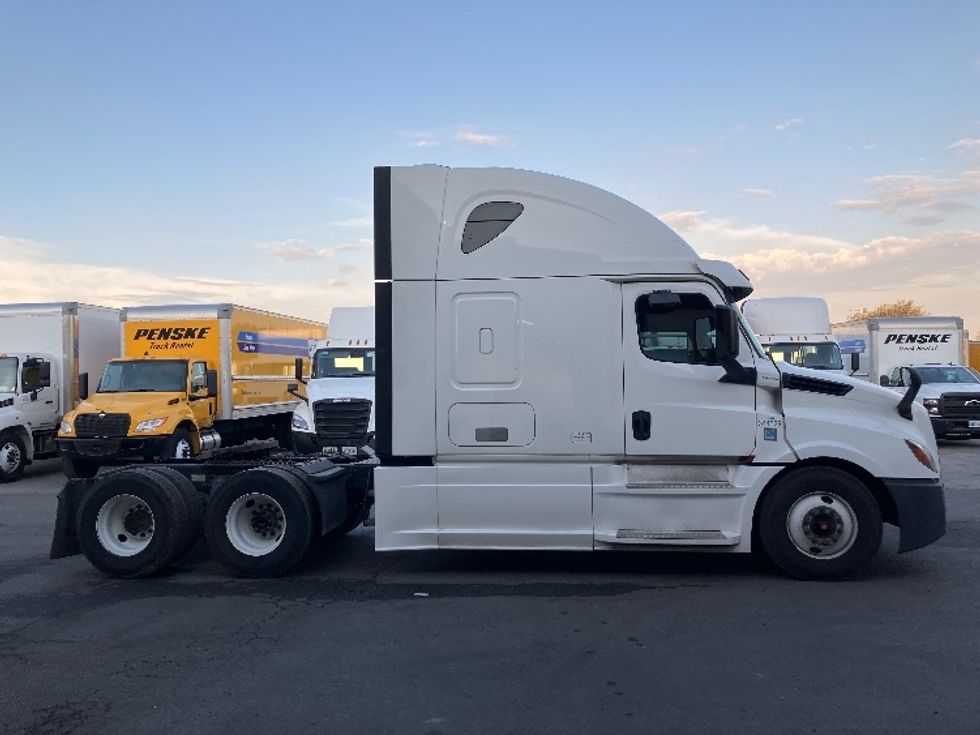 Sleeper Tractor-Heavy Duty Tractors-Freightliner-2020-T12664ST-Fontana-CA-775,560\n\t\tmiles-$ 46,000 - Image 8