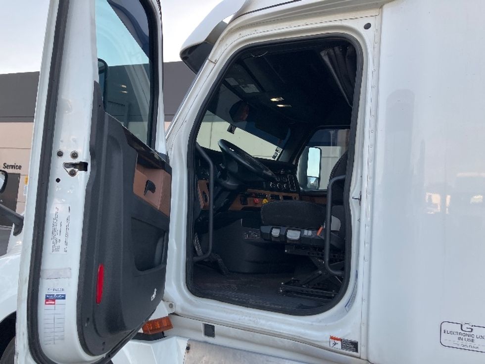 Sleeper Tractor-Heavy Duty Tractors-Freightliner-2020-T12664ST-Fontana-CA-775,560\n\t\tmiles-$ 46,000 - Image 9