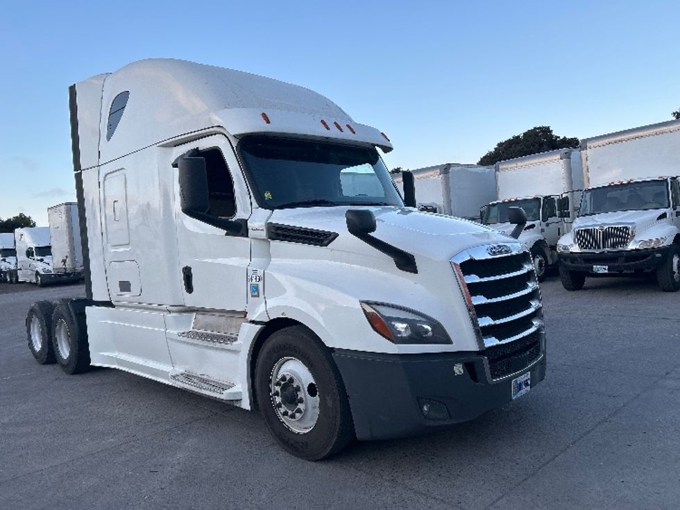 Sleeper Tractor-Heavy Duty Tractors-Freightliner-2020-T12664ST-Fontana-CA-799,375\n\t\tmiles-$ 44,000 - Image 1
