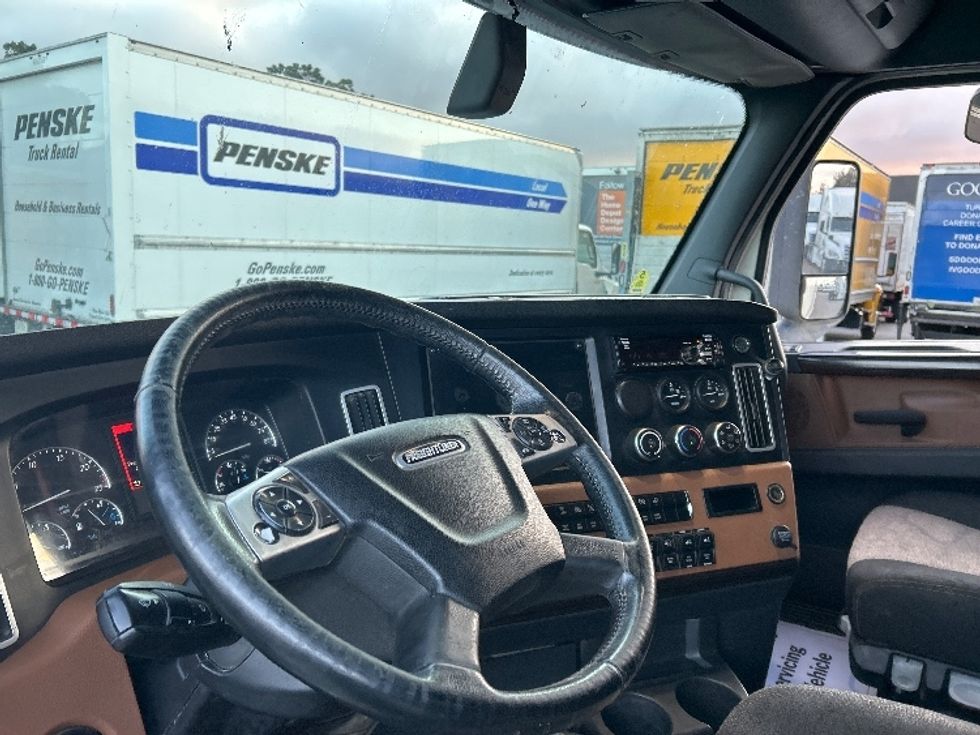 Sleeper Tractor-Heavy Duty Tractors-Freightliner-2020-T12664ST-Fontana-CA-799,375\n\t\tmiles-$ 44,000 - Image 10