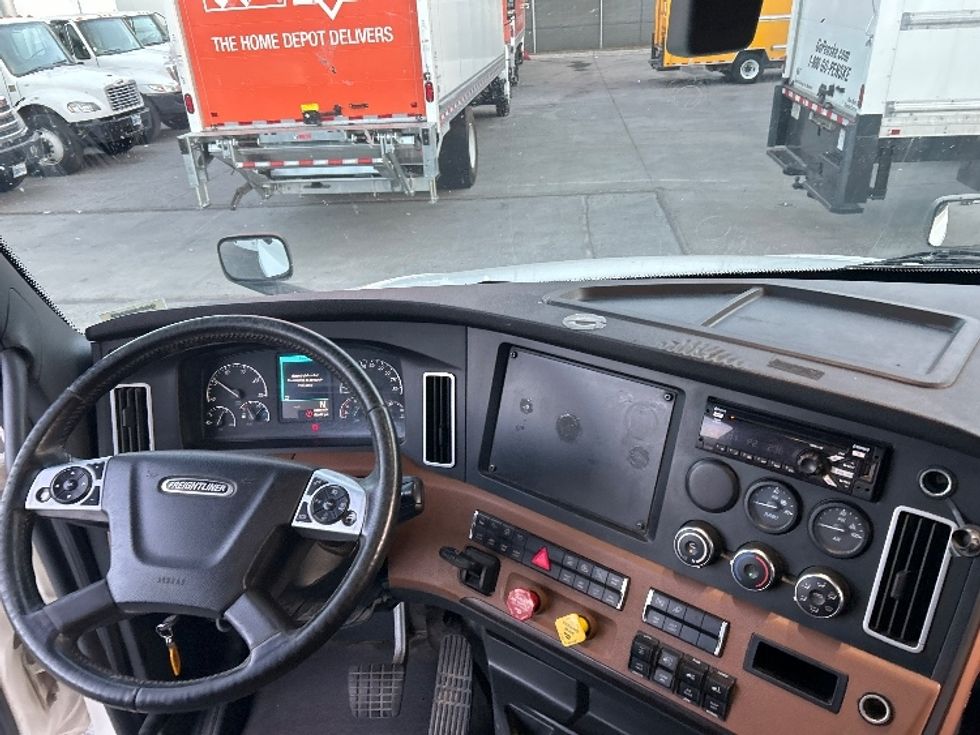Sleeper Tractor-Heavy Duty Tractors-Freightliner-2020-T12664ST-Fontana-CA-799,375\n\t\tmiles-$ 44,000 - Image 11