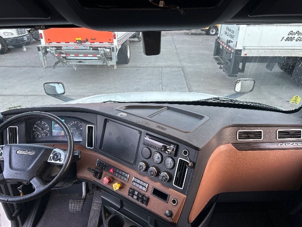 Sleeper Tractor-Heavy Duty Tractors-Freightliner-2020-T12664ST-Fontana-CA-799,375\n\t\tmiles-$ 44,000 - Image 12