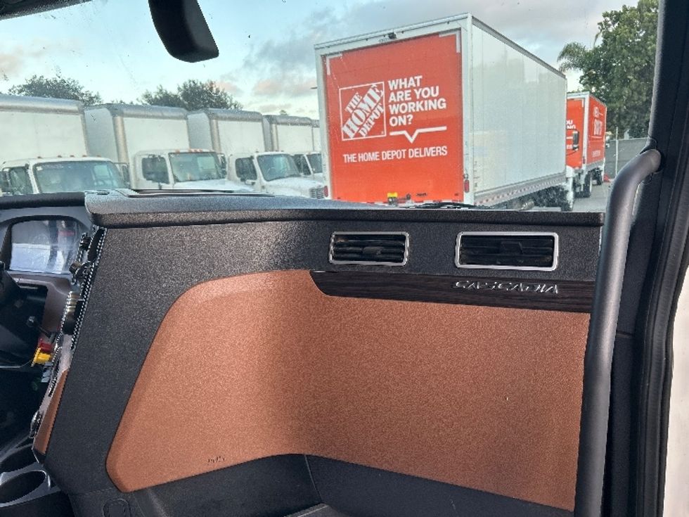 Sleeper Tractor-Heavy Duty Tractors-Freightliner-2020-T12664ST-Fontana-CA-799,375\n\t\tmiles-$ 44,000 - Image 14