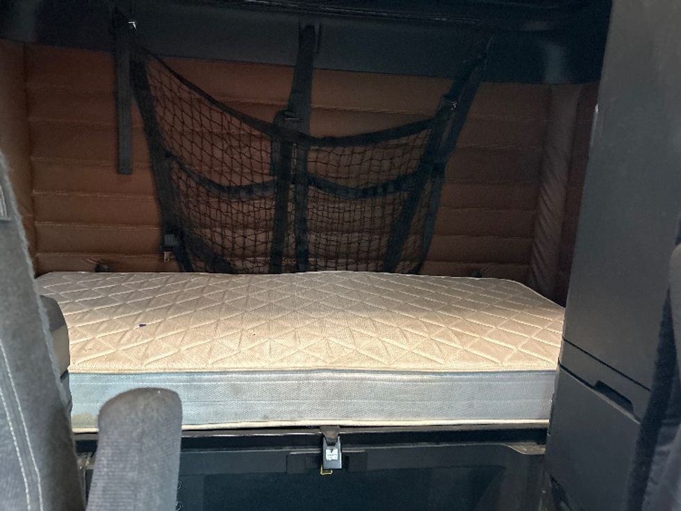 Sleeper Tractor-Heavy Duty Tractors-Freightliner-2020-T12664ST-Fontana-CA-799,375\n\t\tmiles-$ 44,000 - Image 17