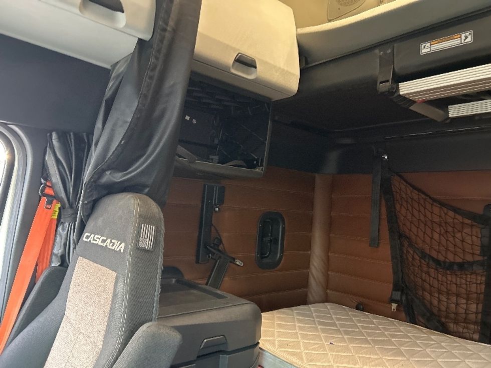 Sleeper Tractor-Heavy Duty Tractors-Freightliner-2020-T12664ST-Fontana-CA-799,375\n\t\tmiles-$ 44,000 - Image 19