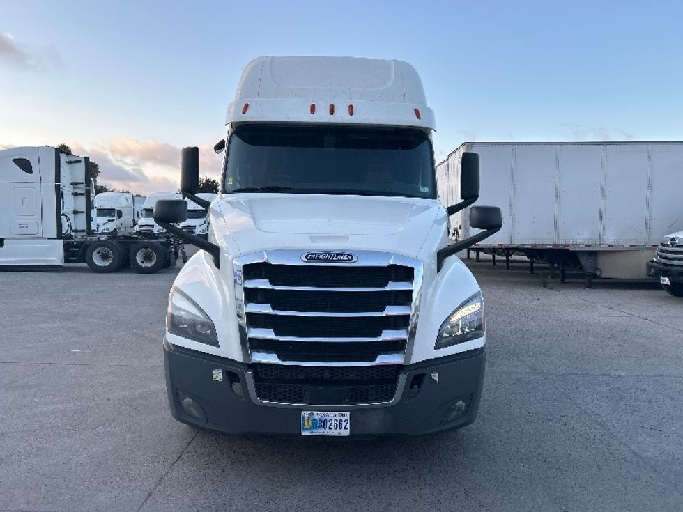 Sleeper Tractor-Heavy Duty Tractors-Freightliner-2020-T12664ST-Fontana-CA-799,375\n\t\tmiles-$ 44,000 - Image 2