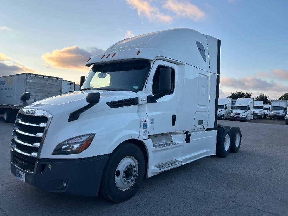 Sleeper Tractor-Heavy Duty Tractors-Freightliner-2020-T12664ST-Fontana-CA-799,375\n\t\tmiles-$ 44,000 - Image 3