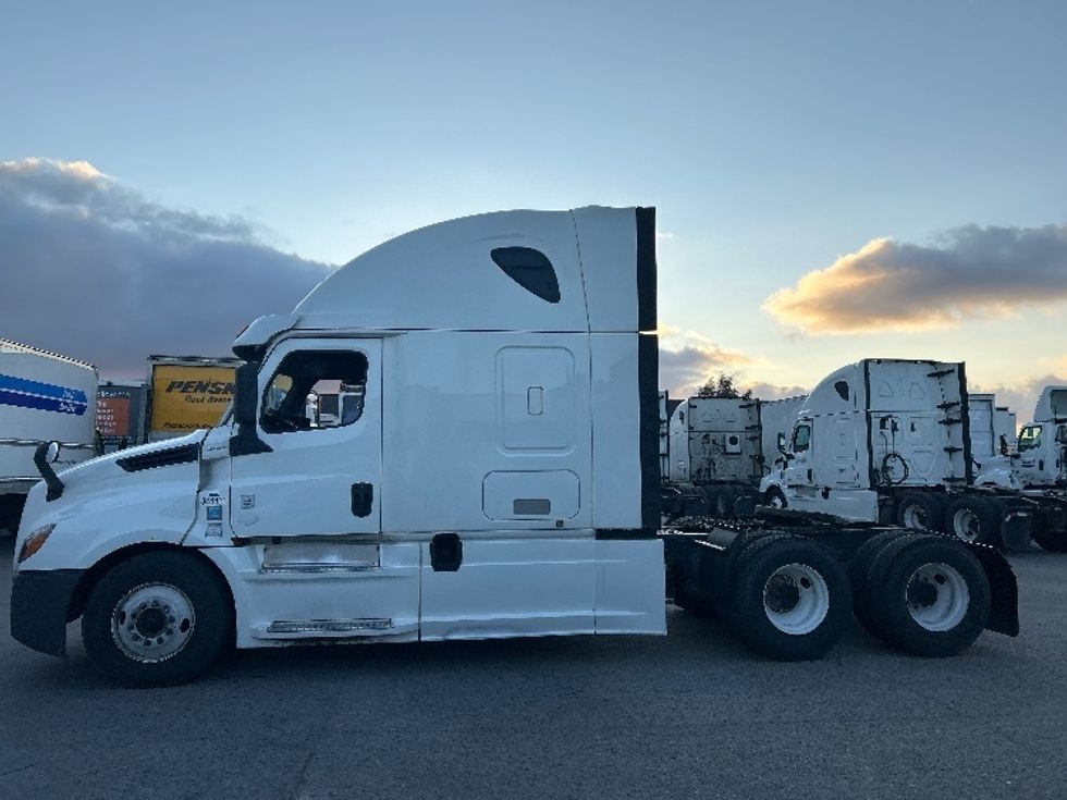 Sleeper Tractor-Heavy Duty Tractors-Freightliner-2020-T12664ST-Fontana-CA-799,375\n\t\tmiles-$ 44,000 - Image 4