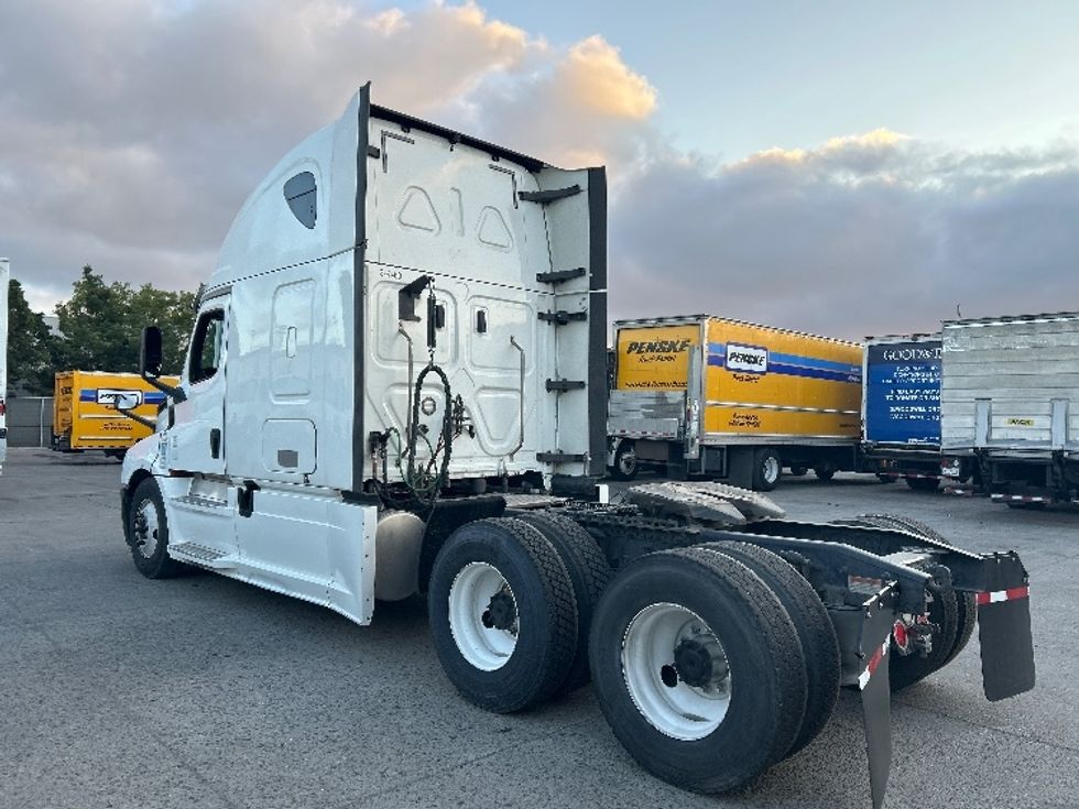 Sleeper Tractor-Heavy Duty Tractors-Freightliner-2020-T12664ST-Fontana-CA-799,375\n\t\tmiles-$ 44,000 - Image 5