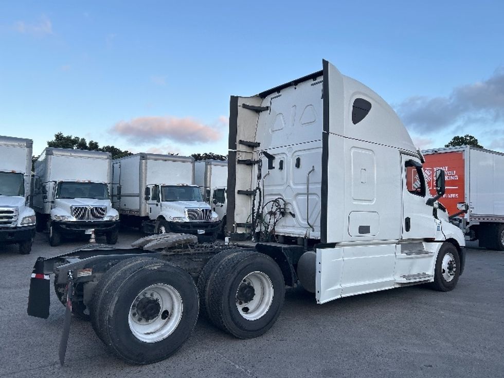 Sleeper Tractor-Heavy Duty Tractors-Freightliner-2020-T12664ST-Fontana-CA-799,375\n\t\tmiles-$ 44,000 - Image 7