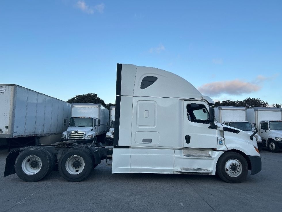 Sleeper Tractor-Heavy Duty Tractors-Freightliner-2020-T12664ST-Fontana-CA-799,375\n\t\tmiles-$ 44,000 - Image 8