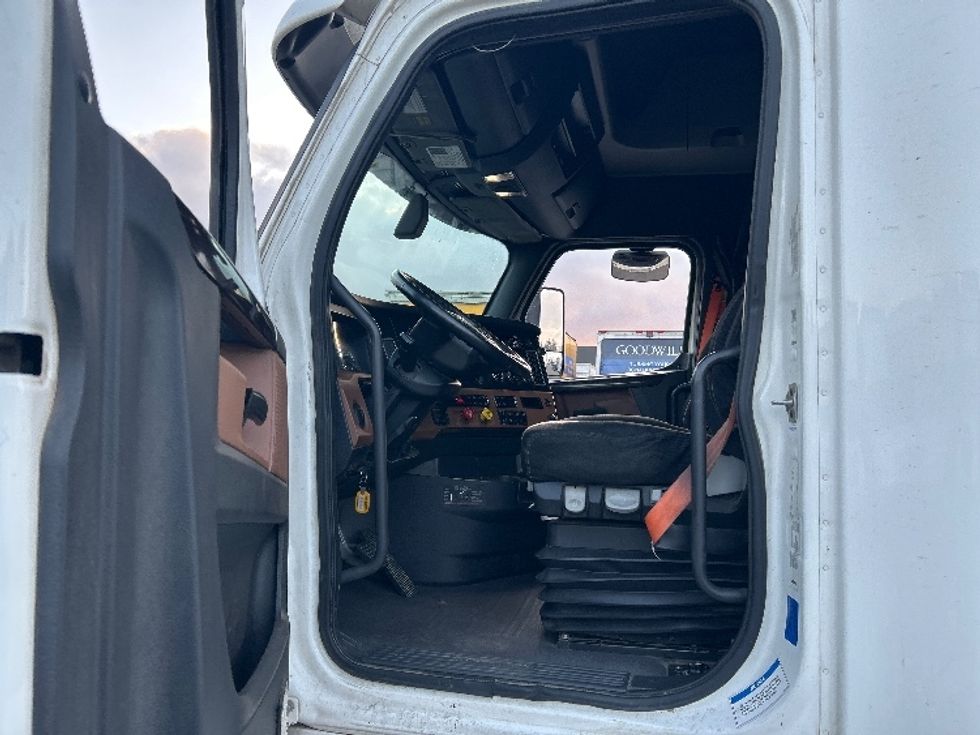 Sleeper Tractor-Heavy Duty Tractors-Freightliner-2020-T12664ST-Fontana-CA-799,375\n\t\tmiles-$ 44,000 - Image 9