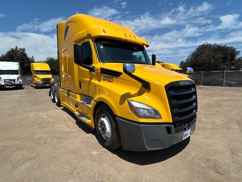 Sleeper Tractor-Heavy Duty Tractors-Freightliner-2020-T12664ST-Fontana-CA-812,087\n\t\tmiles-$ 37,250 - Image 1