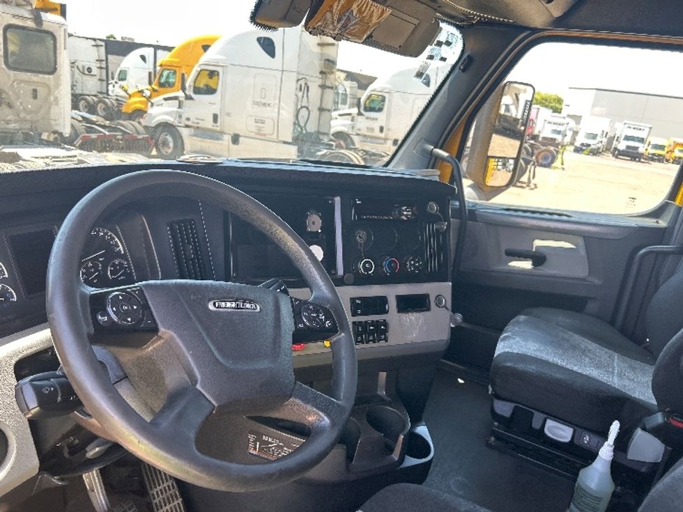 Sleeper Tractor-Heavy Duty Tractors-Freightliner-2020-T12664ST-Fontana-CA-812,087\n\t\tmiles-$ 37,250 - Image 10