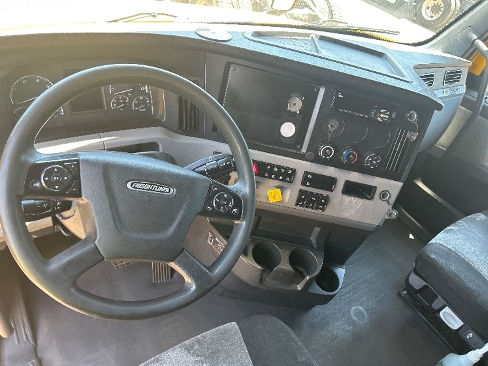 Sleeper Tractor-Heavy Duty Tractors-Freightliner-2020-T12664ST-Fontana-CA-812,087\n\t\tmiles-$ 37,250 - Image 11