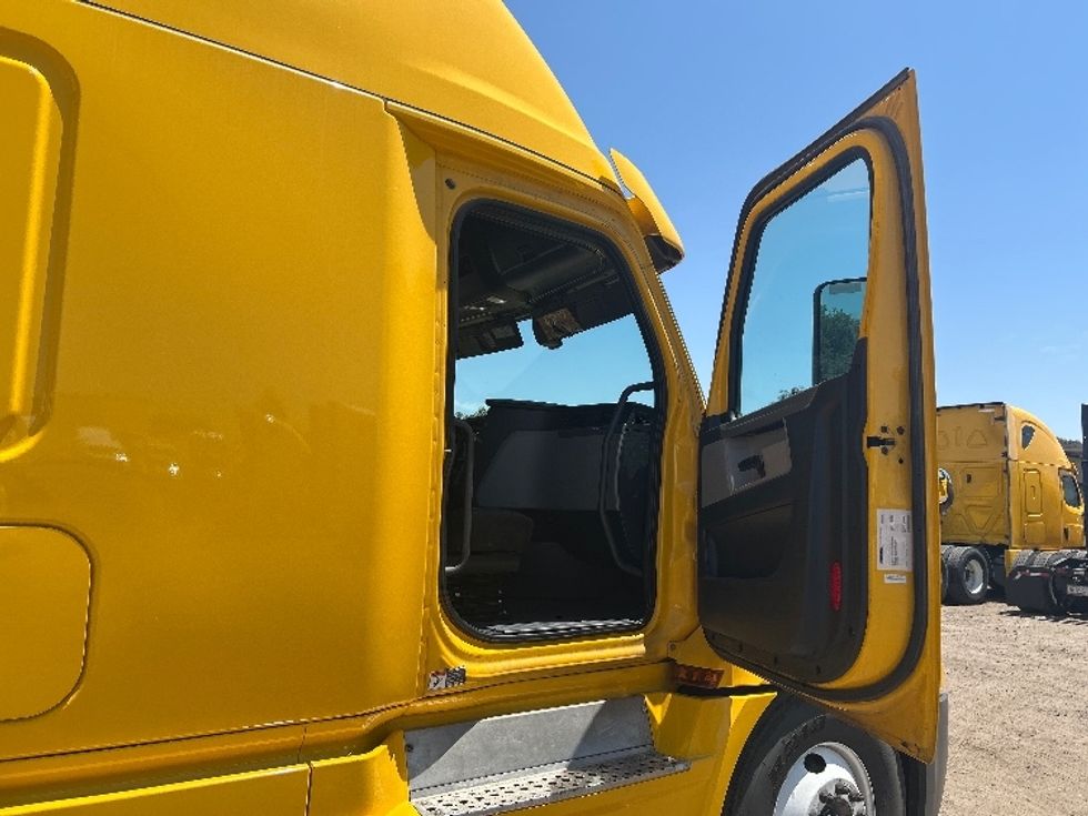 Sleeper Tractor-Heavy Duty Tractors-Freightliner-2020-T12664ST-Fontana-CA-812,087\n\t\tmiles-$ 37,250 - Image 13