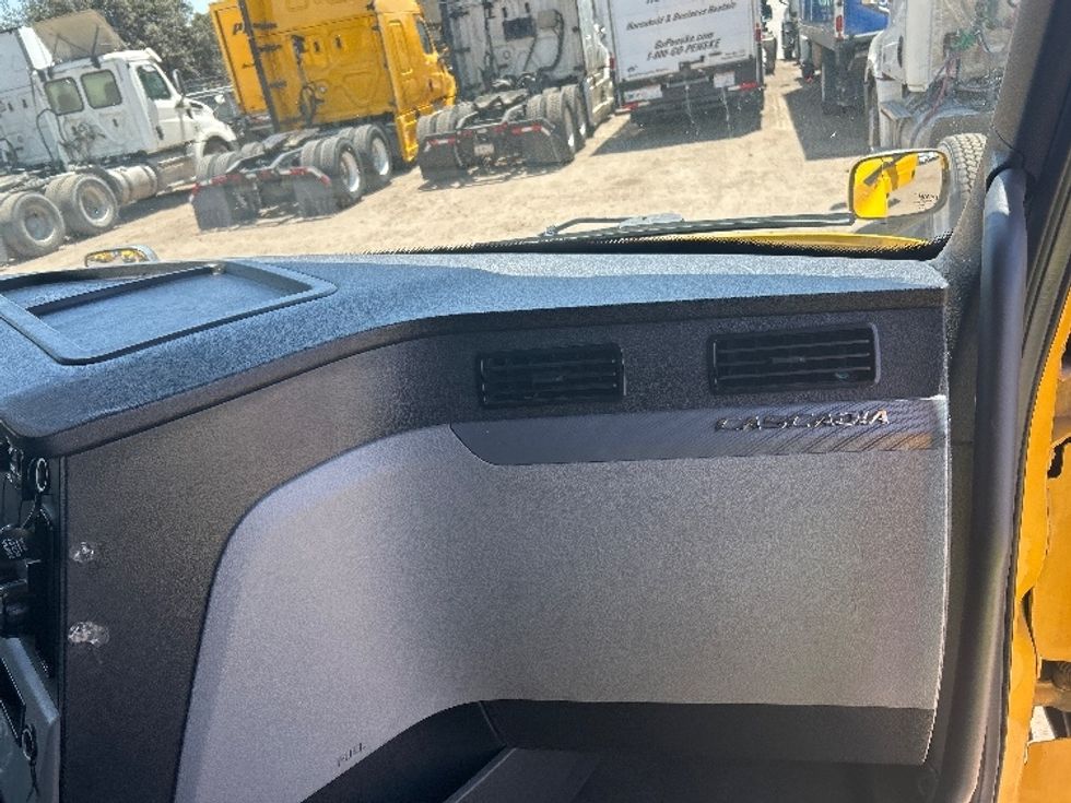 Sleeper Tractor-Heavy Duty Tractors-Freightliner-2020-T12664ST-Fontana-CA-812,087\n\t\tmiles-$ 37,250 - Image 14