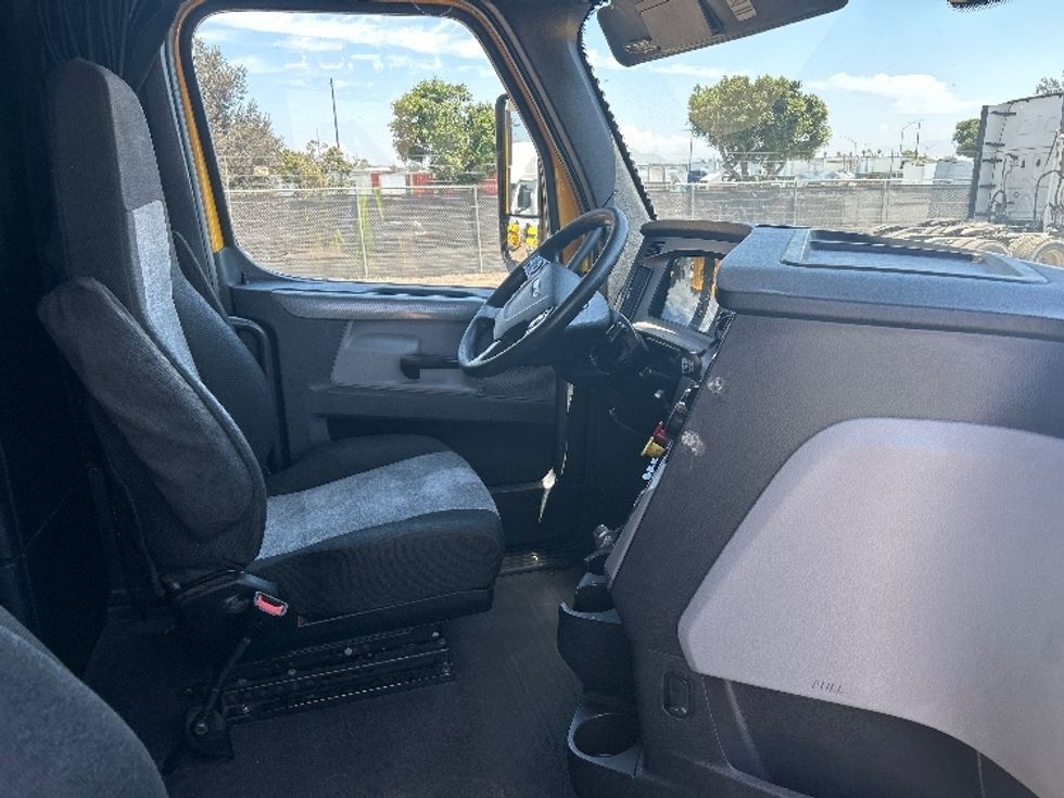 Sleeper Tractor-Heavy Duty Tractors-Freightliner-2020-T12664ST-Fontana-CA-812,087\n\t\tmiles-$ 37,250 - Image 15