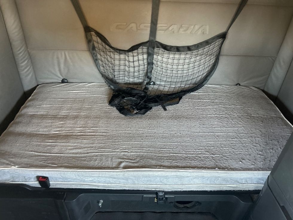 Sleeper Tractor-Heavy Duty Tractors-Freightliner-2020-T12664ST-Fontana-CA-812,087\n\t\tmiles-$ 37,250 - Image 17