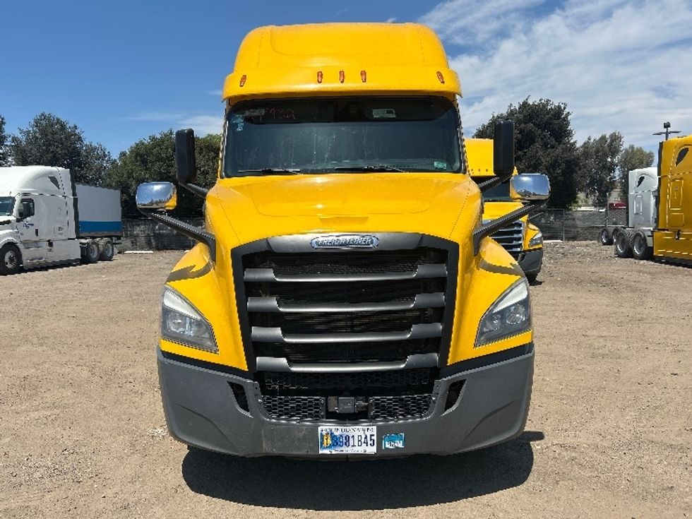 Sleeper Tractor-Heavy Duty Tractors-Freightliner-2020-T12664ST-Fontana-CA-812,087\n\t\tmiles-$ 37,250 - Image 2