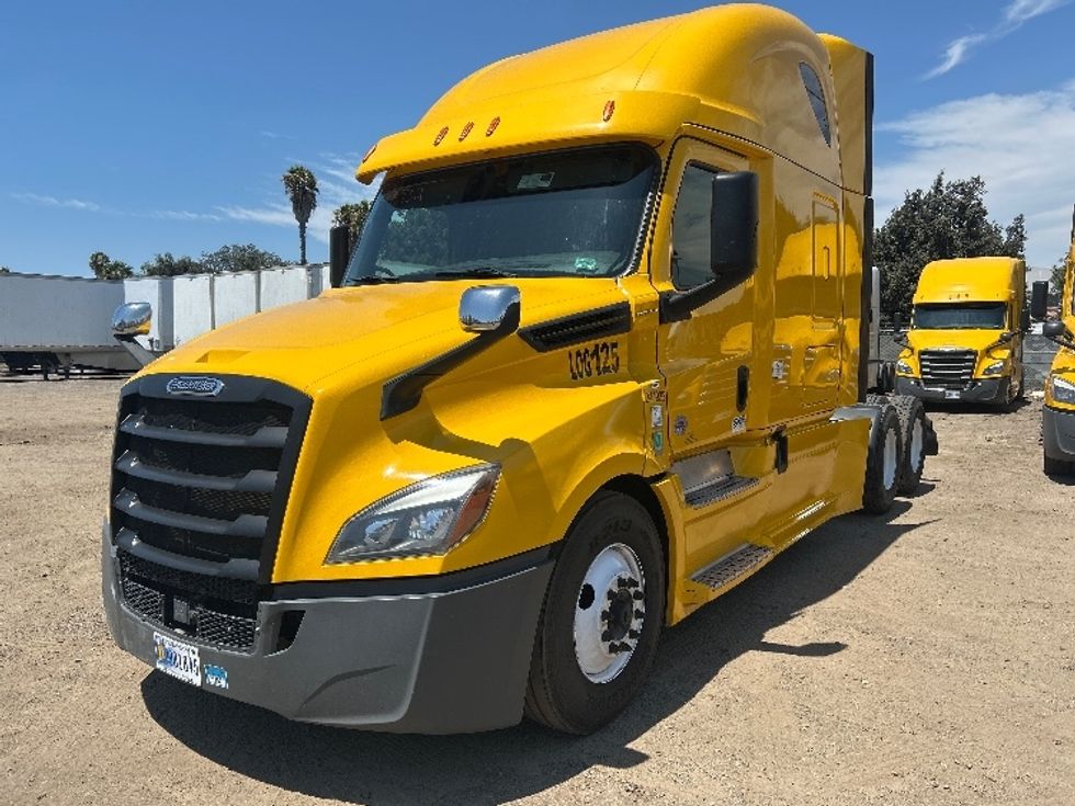 Sleeper Tractor-Heavy Duty Tractors-Freightliner-2020-T12664ST-Fontana-CA-812,087\n\t\tmiles-$ 37,250 - Image 3