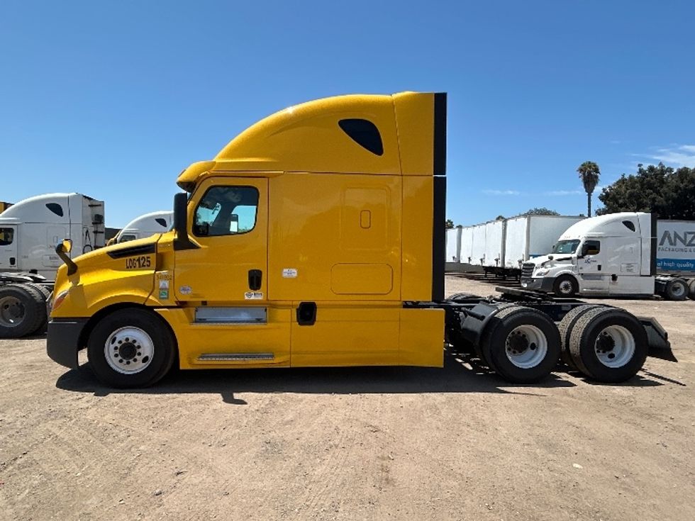 Sleeper Tractor-Heavy Duty Tractors-Freightliner-2020-T12664ST-Fontana-CA-812,087\n\t\tmiles-$ 37,250 - Image 4