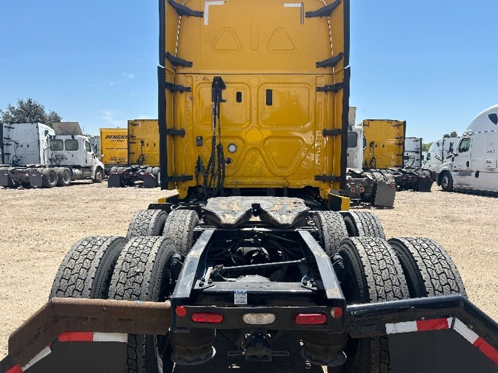 Sleeper Tractor-Heavy Duty Tractors-Freightliner-2020-T12664ST-Fontana-CA-812,087\n\t\tmiles-$ 37,250 - Image 6