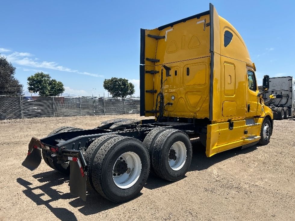 Sleeper Tractor-Heavy Duty Tractors-Freightliner-2020-T12664ST-Fontana-CA-812,087\n\t\tmiles-$ 37,250 - Image 7