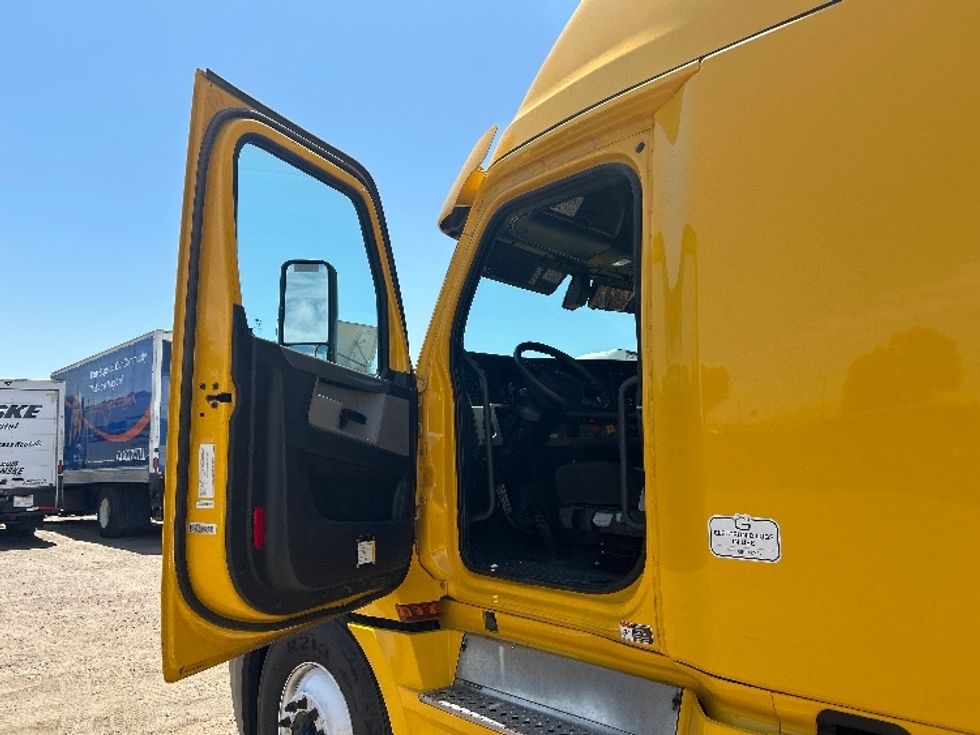 Sleeper Tractor-Heavy Duty Tractors-Freightliner-2020-T12664ST-Fontana-CA-812,087\n\t\tmiles-$ 37,250 - Image 9