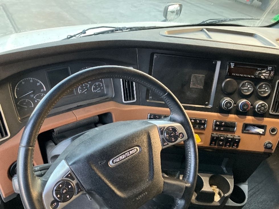 Sleeper Tractor-Heavy Duty Tractors-Freightliner-2020-T12664ST-Fontana-CA-840,005\n\t\tmiles-$ 40,500 - Image 11