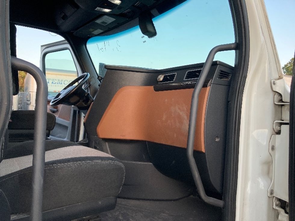 Sleeper Tractor-Heavy Duty Tractors-Freightliner-2020-T12664ST-Fontana-CA-840,005\n\t\tmiles-$ 40,500 - Image 13