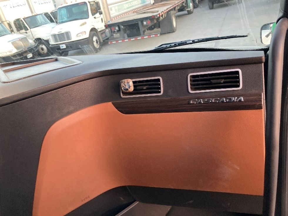 Sleeper Tractor-Heavy Duty Tractors-Freightliner-2020-T12664ST-Fontana-CA-840,005\n\t\tmiles-$ 40,500 - Image 14