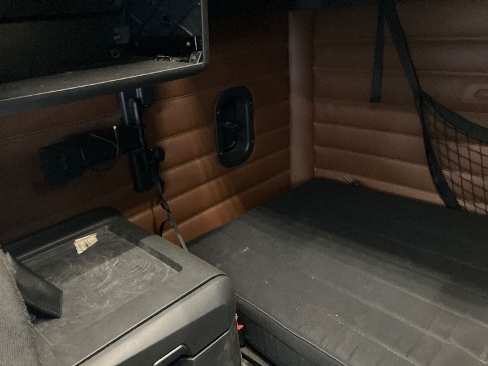 Sleeper Tractor-Heavy Duty Tractors-Freightliner-2020-T12664ST-Fontana-CA-840,005\n\t\tmiles-$ 40,500 - Image 18