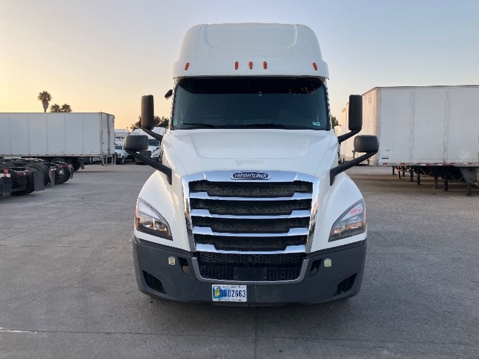 Sleeper Tractor-Heavy Duty Tractors-Freightliner-2020-T12664ST-Fontana-CA-840,005\n\t\tmiles-$ 40,500 - Image 2