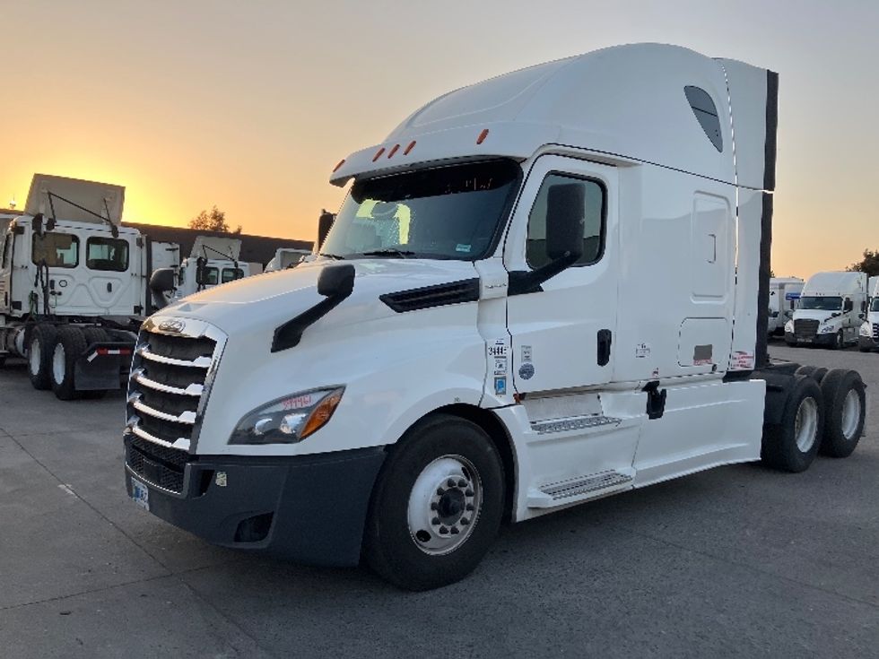 Sleeper Tractor-Heavy Duty Tractors-Freightliner-2020-T12664ST-Fontana-CA-840,005\n\t\tmiles-$ 40,500 - Image 3